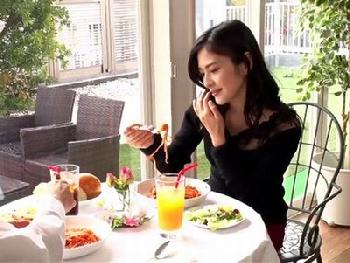 「かわいい♡」美人で清潔感あふれる黒髪妻は若い男のズボンを強制的に下ろす真正痴女W巨乳人妻パイズリのエロ動画