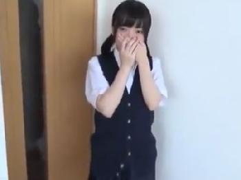 完全にアウトな幼顔美形少女を台所でやりまくり→無許可中出し射精美少女ロリのエロ動画