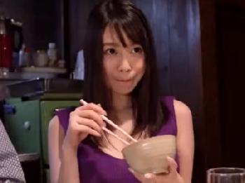 こんな顔しながら机の下では足で男根刺激してくる義理の母と一緒にお風呂から近親SEX相姦に巨乳痴女人妻近親相姦のエロ動画