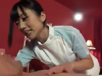 『責められるの好きですか？』お姉さんの容赦ない責めで男の潮吹き手コキマッサージのエロ動画