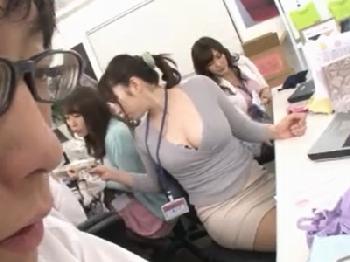 やっと入社できたのは女性ランジェリーメーカー！OLに囲まれてハーレム乱交！巨乳お姉さん痴女のエロ動画