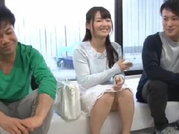 マジックミラー越しに彼氏待たせてカレ友に寝取られ中出し巨乳美少女のエロ動画