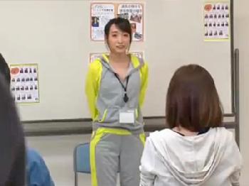 痴漢したら自分から腰ふる痴女だった体操教室のインストラクター巨乳お姉さんのエロ動画