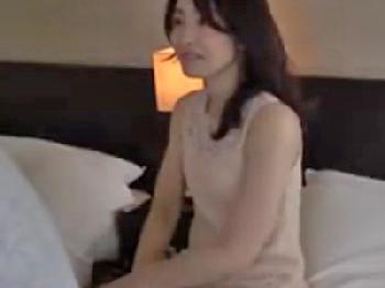 清麗に見えて初対面相手に中出し許す尻軽ド淫乱奥様素人人妻熟女のエロ動画