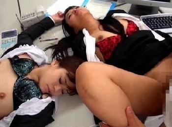 「なんか眠くなってきた…」美人オフィスレディ2人に昏睡薬入りのお茶を飲ませて寝ている間にガチ強姦巨乳OLレイプのエロ動画