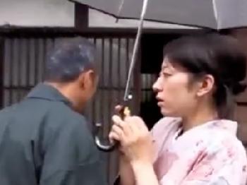 和服美魔女と縁側でやる中出しファック熟女のエロ動画