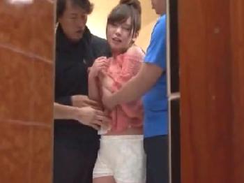 お酒に酔って貞操観念ゆるゆるなデカパイ娘をトイレに連れ込んで精液漬け3P！巨乳美少女ロリ中出し顔射のエロ動画