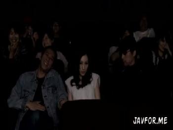 映画館で隣に座ったきれいなお姉さんを襲ってみたら欲求不満だったらしくそのままハメ痴女JULIAのエロ動画