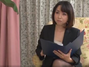 おエレガントなカウンセラーのお姉さんが悩める患者ペニ棒をマンコで包み込み巨乳中出しのエロ動画