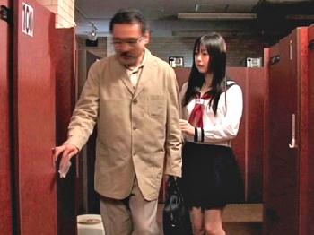 愛娘を他人に抱かせることで猛烈興奮する親父の歪んだ愛情女子校生美少女のエロ動画