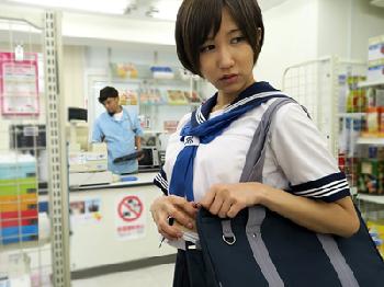 万引きしたらマンコの中もチェックすると言われ性裁を下される女子校生美少女レイプ湊莉久のエロ動画