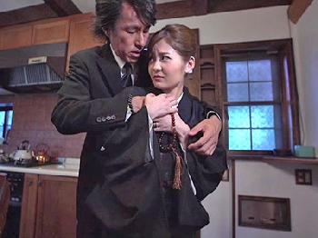 未亡人になった弟の嫁を犯す義兄巨乳人妻近親相姦石原莉奈のエロ動画