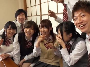 修学旅行中に美形少女ばっかりのグループと乱交勃発→抑えがきかなくなって中出し連発W巨乳女子校生美少女痴女のエロ動画