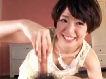 射精したばかりの感度抜群男性器を何度も勃起させて子種を搾り取る痴女美少女M男手コキのエロ動画