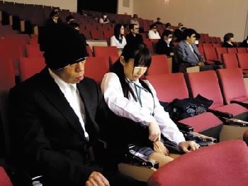 ピアノ発表会中の大声タブーな客席で痴漢強姦される女子校生美少女レイプのエロ動画