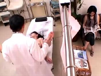 母の傍で食われる女子校生！声の出せない状況で助けも呼べない声殺し婦女暴行美少女ロリレイプ盗撮のエロ動画