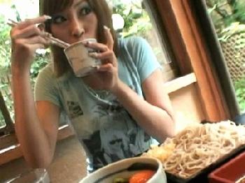 明日花キララとイチャラブ同居生活！帰るなり陰茎を弄ってくるエロ天国巨乳ギャルのエロ動画