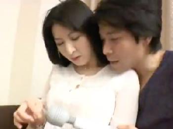 アラフォー中年女が電動マッサージ器で身身悶える中出し性行為巨乳素人熟女のエロ動画