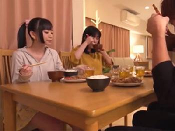 一見清潔感あふれる幼顔顔美形少女がキッチンの影に隠れて男根を手コキ＆フェラチオ抜き美少女ロリのエロ動画