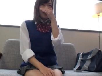 「私に肉棒2本貸して！」業者の男を誘惑して3Pするヘンタイな新婚妻巨乳人妻上原亜衣のエロ動画