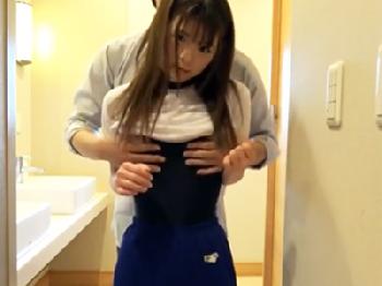 幼顔J〇にスクール水着着用させてイタズラしまくり！ぎこちない手コキが逆にエロい女子校生美少女ロリのエロ動画