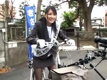 自転車を漕ぐと陰茎が動く、漕げば漕ぐほど絶頂オーガズムに向かうアクメチャリで商店街を激走W巨乳お姉さん痴女露出妃悠愛のエロ動...