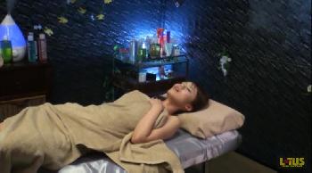 美人巨乳妻無料マッサージ体験に騙され中出しされる人妻のエロ動画