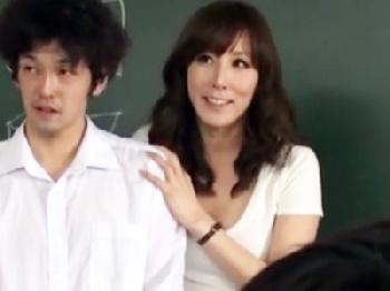 巨乳の美人教師が生徒達と生ハメ中出し＆ぶっかけの乱交性教育痴女女教師のエロ動画