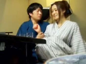 『娘が寝てるんだから‥』娘の隣で寝取られるも感じてしまう奥様の様子巨乳人妻盗撮のエロ動画