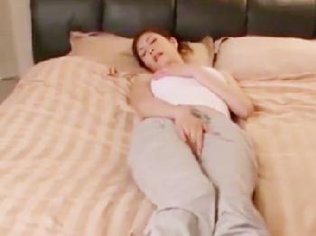 「聞こえちゃう、下に！！」深酔い夫の隣で寝取られる奥様巨乳人妻のエロ動画