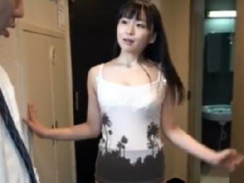 喫茶店でサラリーマンを誘惑してトイレでこっそりパコる痴女お姉さん露出のエロ動画