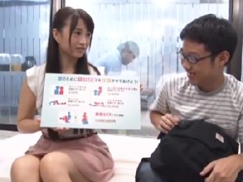 ガラス越しに親が居る状況なのにチェリーボーイ弟を不憫に思い筆おろしするきれいなお姉さん姉巨乳童貞近親相姦のエロ動画