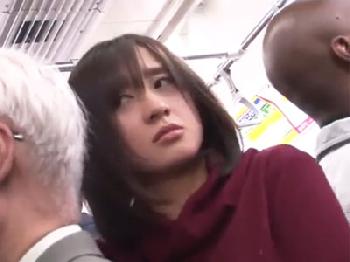 『ぇ‥何が起こってるの‥』非人道的な痴漢男に中出しレイプされてしまう美形お姉さん女子大生美少女のエロ動画