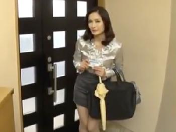 『保険とおめこって･･似てますよね･･』よくわからない理論を展開してくる生保レディを中出しハメ！巨乳痴女熟女のエロ動画