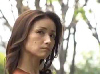 年を重ねてなお細身で美しい熟女妻がバス内で痴漢男に抵抗できず→人妻ぶっかけのエロ動画