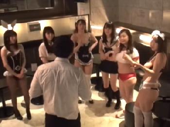 これぞ男の夢！おっパブの嬢が総出でハーレムサービスW巨乳お姉さん痴女乱交のエロ動画