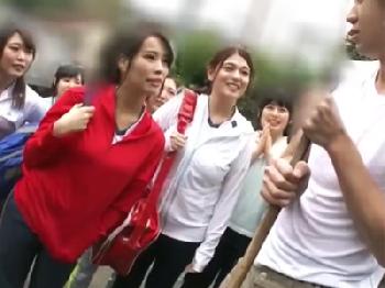 民宿でアルバイトしてたら合宿中の巨乳お母ちゃんさんバレーチームの専用ペニ棒にされてしまったWお姉さん痴女人妻のエロ動画