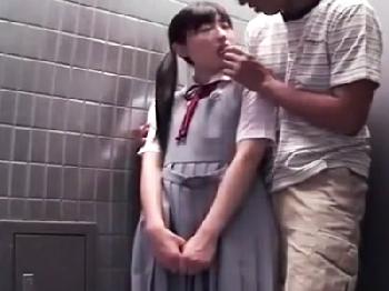 『これ‥口に入れるの？』無知な少女の口に肉棒を突っ込み口内射精！美少女ロリイラマチオのエロ動画