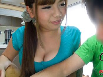 悪戯目的に父に頼んで巨乳家庭教師を雇ったエロ少年小西みかのエロ動画