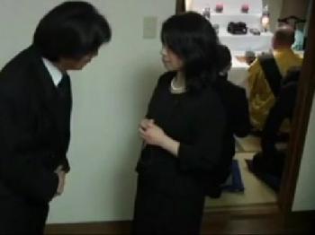 夫の葬儀の傍らで隠れて不貞相手に中出しSEXらせてるゲスマダム人妻熟女露出のエロ動画