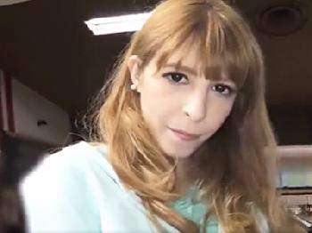 ノーパンの外人ギャルにボウリング場でオナニーさせて露出ハメ顔射のエロ動画