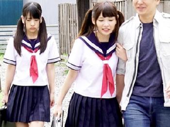 久々の兄の帰省に喜ぶ童顔姉妹がお兄ちゃんの男性器を奪い合い禁断性交女子校生美少女ロリパイパン中出し近親相姦3Pのエロ動画