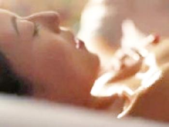 乳輪の大きさが奥さんっぽさを助長する美魔女と濃密SEX巨乳人妻マッサージのエロ動画