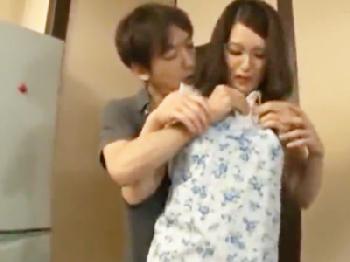 近親交尾に溺れるセクシーママが息子の白濁食ザー巨乳人妻近親相姦のエロ動画