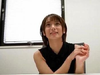 全く奥様には見えない少女のような25歳若奥様が夫とのSEXレスを理由に密通性行為に乱れる素人人妻ハメ撮りのエロ動画