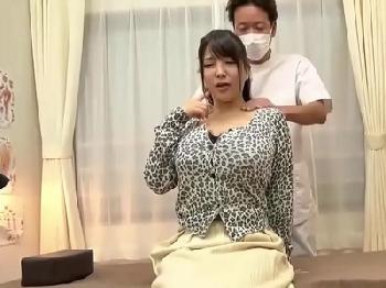 どんな服を着ても強調されてしまう巨乳…無意識に男を刺激する美巨乳女子と乳揺らしパコお姉さんコスプレのエロ動画