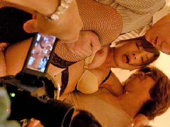 怯えるような目つきで肉棒をしゃぶり他人棒にヨガり狂う愛妻巨乳人妻乱交かすみ果穂のエロ動画