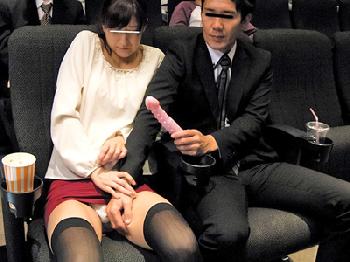 映画館で媚薬を使われ音にまぎれて痴漢される純情娘巨乳のエロ動画