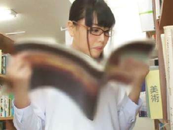 『嫌なのに‥気持ちいい‥』制服美形少女が図書館で痴漢男の肉棒に過剰反応して感じちゃう女子校生美少女めがね中出しレイプのエロ動...