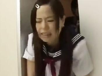 エレベーターのドアに挟まってしまった制服女子校生→心無い男達にレイプされ悶絶美少女中出しのエロ動画